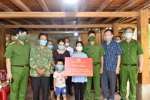 Trao học bổng cho hai con của trung tá hy sinh khi truy bắt tội phạm ma túy