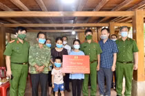 Trao học bổng cho hai con của trung tá hy sinh khi truy bắt tội phạm ma túy