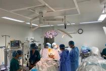 Cất lại tiếng hát sau 30 năm mắc Parkinson nhờ phẫu thuật cấy vi điện cực