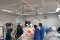 Cất lại tiếng hát sau 30 năm mắc Parkinson nhờ phẫu thuật cấy vi điện cực