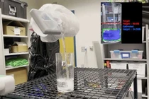 Robot sử dụng AI và dịch hình ảnh để rót một cốc nước. Ảnh video: Đại học Carnegie Mellon