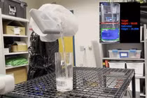 Robot sử dụng AI và dịch hình ảnh để rót một cốc nước. Ảnh video: Đại học Carnegie Mellon