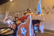 Xe tuần lộc của ông già Noel "bay" trên phố