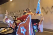 Xe tuần lộc của ông già Noel "bay" trên phố