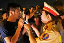 Tài xế 'bỏ chạy' khi cảnh sát dừng xe đo nồng độ cồn
