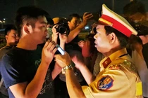 Tài xế 'bỏ chạy' khi cảnh sát dừng xe đo nồng độ cồn