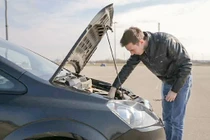 Làm gì khi ô tô khó nổ máy trong trời lạnh?