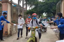 Kỳ thi đặc biệt nhất trong lịch sử: Khẩu trang cũng thành "vật dụng" thi