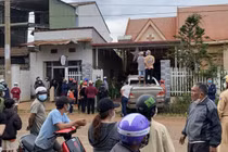 Quan tài đặt giữa sân nhà bà N