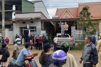 Quan tài đặt giữa sân nhà bà N