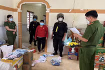 Lực lượng Công an thi hành lệnh kiểm tra và khám xét nơi ở cũng là nơi sản xuất của bà Hoa tại xã Phú Cường, Định Quán.