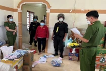 Lực lượng Công an thi hành lệnh kiểm tra và khám xét nơi ở cũng là nơi sản xuất của bà Hoa tại xã Phú Cường, Định Quán.