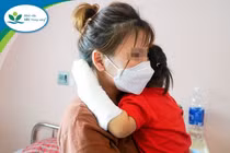 Bé gái ngừng tim, tay hoại tử do bỏng điện sạc điện thoại