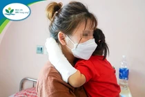 Bé gái ngừng tim, tay hoại tử do bỏng điện sạc điện thoại