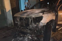 Ôtô bán tải bốc cháy sau va chạm với xe máy, một người chết