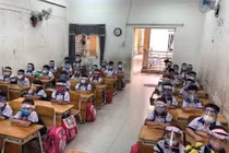 Tranh luận xung quanh việc học sinh đeo tấm chắn giọt bắn trong lớp