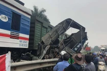 Hà Nội: Ô tô chở cá cố vượt đường sắt, bị tàu hỏa "vò nát"