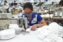 Forbes: Ngành dệt may Việt Nam vượt qua đại dịch nhờ đồ bảo hộ cá nhân