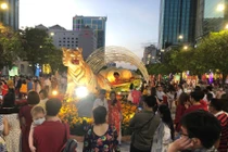 Khu vực linh vật tại đường hoa cũng hút khách.