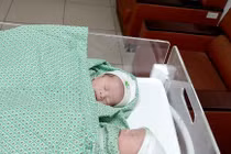 Cặp song thai IVF đầu tiên chào đời trong khu điều trị Covid-19 cho sản phụ ở Hà Nội