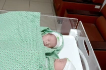 Cặp song thai IVF đầu tiên chào đời trong khu điều trị Covid-19 cho sản phụ ở Hà Nội