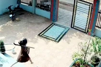 Vợ mang bầu 5 tháng cầm dao tiếp ứng cho chồng chống lại tên trộm hung tợn