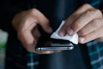 Mặt sau điện thoại di động là ổ chứa vi khuẩn 