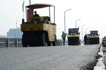 Cận cảnh 'đại công trường' sửa chữa mặt cầu Thăng Long trước ngày thông xe