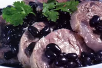 Đậu đen hầm thịt chữa suy nhược cơ thể