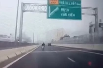 Hot: Coi thường mạng sống, xe máy liều lĩnh đi ngược chiều trên vành đai 3