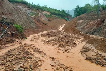 Tuyến ĐT606 tại huyện Tây Giang, Quảng Nam thường bị sạt lở ta luy gây ách tắc giao thông trong mùa mưa lũ.