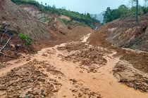 Tuyến ĐT606 tại huyện Tây Giang, Quảng Nam thường bị sạt lở ta luy gây ách tắc giao thông trong mùa mưa lũ.