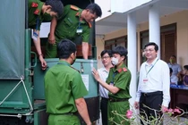 Lự﻿c lượng Công an TP Cần Thơ vận chuyển đề thi tại kỳ thi tốt nghiệp THPT 2022. Ảnh: CA LINH