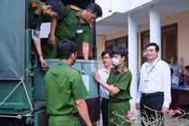 Lự﻿c lượng Công an TP Cần Thơ vận chuyển đề thi tại kỳ thi tốt nghiệp THPT 2022. Ảnh: CA LINH