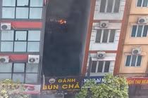 Cận cảnh khói đen bao trùm quán bún chả ở Hà Nội