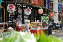 TPHCM: Đường sách, siêu thị rộn ràng mở cửa trở lại từ 1/10