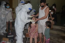 Lấy mẫu xét nghiệm cho học sinh trên địa bàn TP Phủ Lý. Ảnh: CDC Hà Nam.