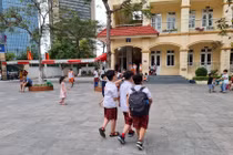 Học sinh lớp 1-6 ngoại thành Hà Nội ngừng học trực tiếp