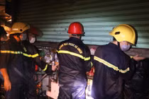 Đám cháy tại Ki-ốt ở chợ Nhị Thiên Đường được lực lượng chức năng dập tắt khoảng 22h ngày 11/10.