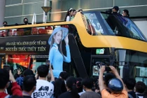 Thùy Tiên khóc vì được hàng nghìn người chào đón