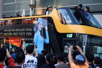 Thùy Tiên khóc vì được hàng nghìn người chào đón