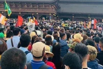 'Biển người' tại chùa Tam Chúc trong ngày cuối tuần