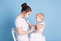 Trẻ bị ho khi giao mùa, mẹ phải làm sao?