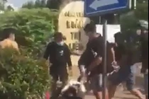 Clip: 3 thiếu niên bị đánh hội đồng dã man ngay trước cổng trường