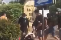 Clip: 3 thiếu niên bị đánh hội đồng dã man ngay trước cổng trường