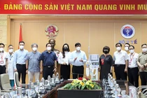 Bộ trưởng Y tế Nguyễn Thanh Long và đại diện các bệnh viện Đại học Y Hà Nội, Việt Đức, Bạch Mai tiếp nhận món quà 34 máy thở chức năng cao từ bà Thái Hương – Nhà sáng lập Tập đoàn TH, sáng 1/9 tại Hà Nội. (Ảnh: Bộ Y tế)