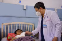 Trượt chân té, thanh sắt đâm xuyên cổ