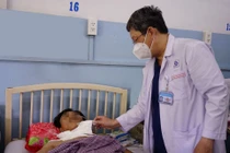 Trượt chân té, thanh sắt đâm xuyên cổ