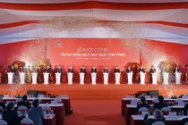 Các đại biểu bấm nút chính thức khởi công dự án Nhà máy Sản xuất Pin VinES tại Khu kinh tế Vũng Áng (Hà Tĩnh).