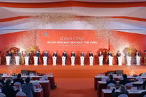 Các đại biểu bấm nút chính thức khởi công dự án Nhà máy Sản xuất Pin VinES tại Khu kinh tế Vũng Áng (Hà Tĩnh).